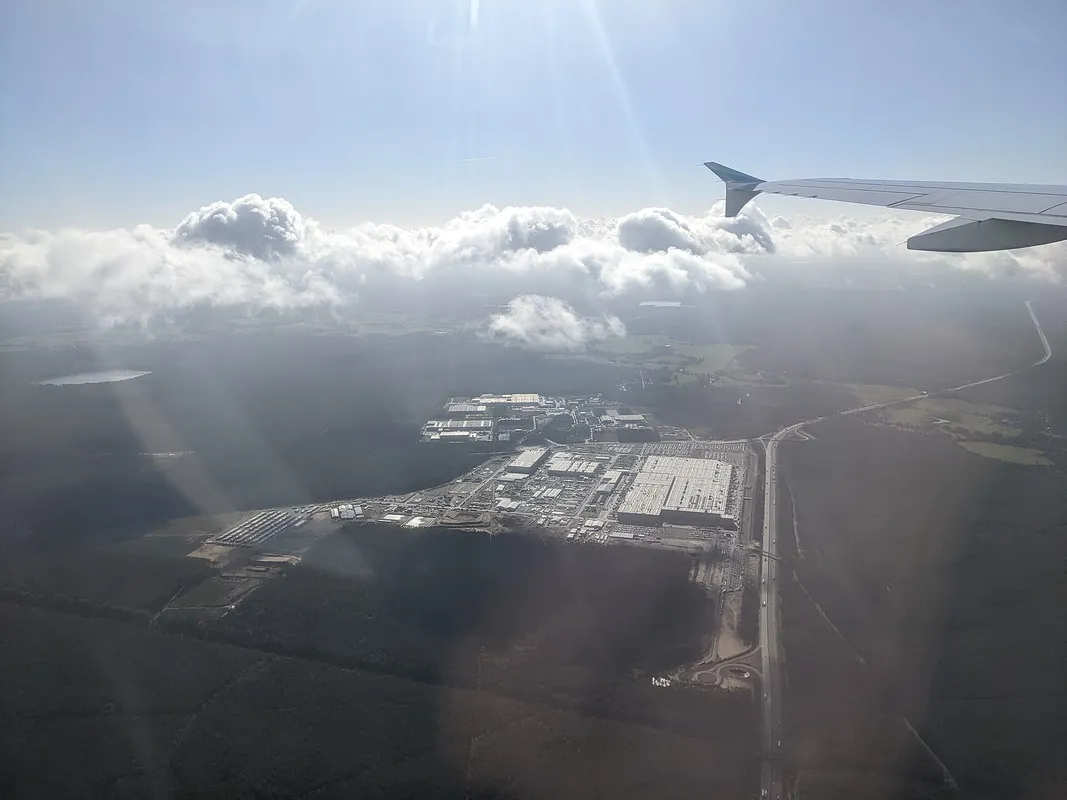 Luftaufnahme der Tesla Gigafactory 4, aufgenommen beim Landeanflug auf den Flughafen Berlin-Brandenburg
