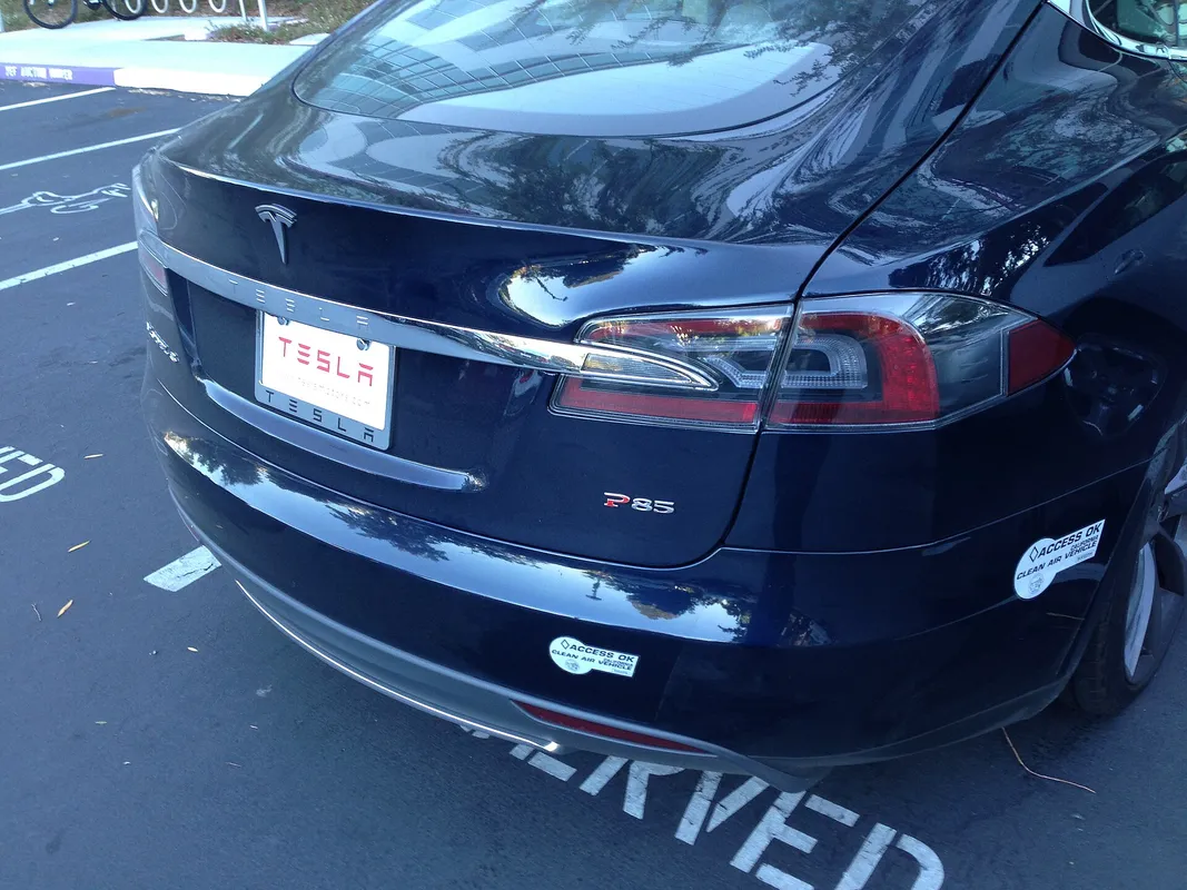 The Rear end of a Tesla Model S P85, The P85 logo indicates that it is a 85kWh Performance model