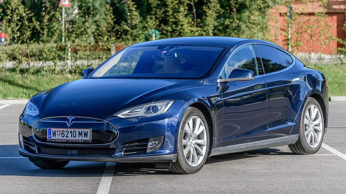 Tesla Model S 70D 2015, midnight blue, front left three-quarter view.