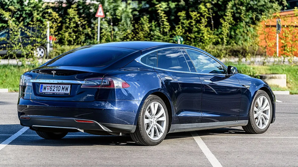 Tesla Model S 70D 2015, midnight blue, rear right three-quarter view.