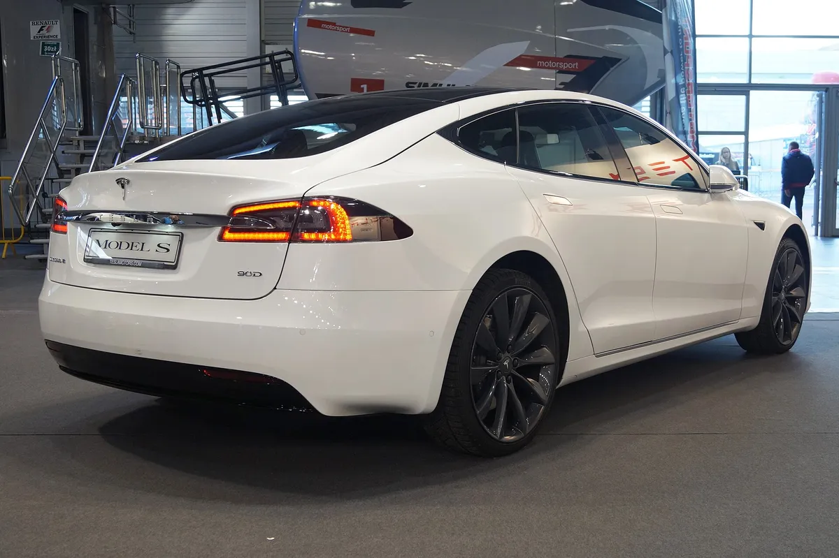 Prawy tył Tesli model S na Motor Show Poznań 2017