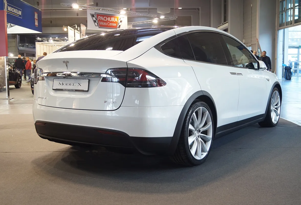 Prawy tył Tesli model X na Motor Show Poznań 2017